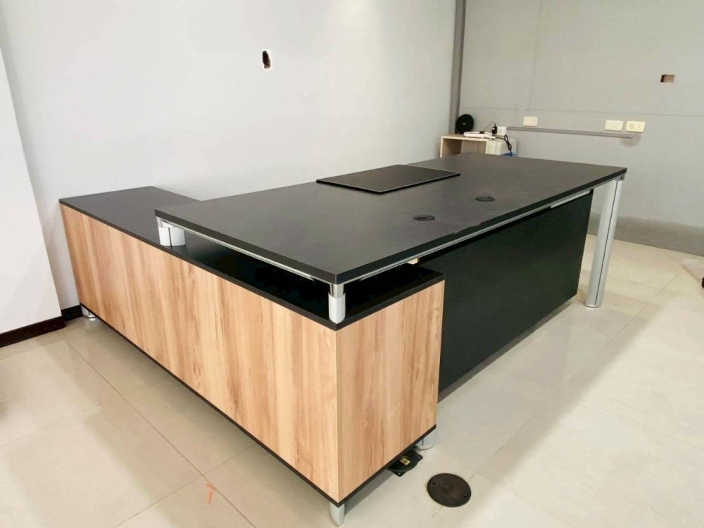 鋁合金腳主管桌 _1_.jpg