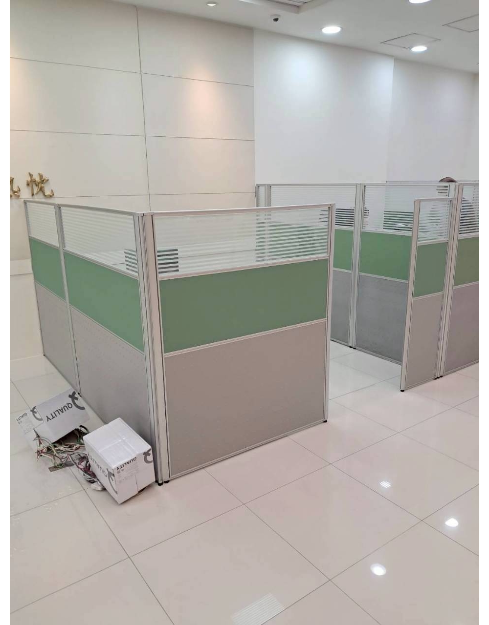 銀框薄屏風辦公桌 _1_.jpg